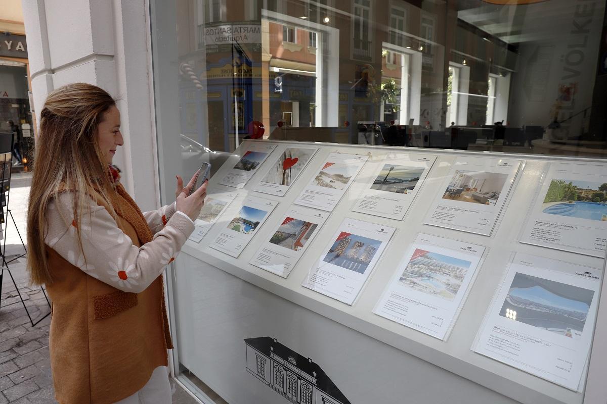 El escaparate de una inmobiliaria en Málaga.