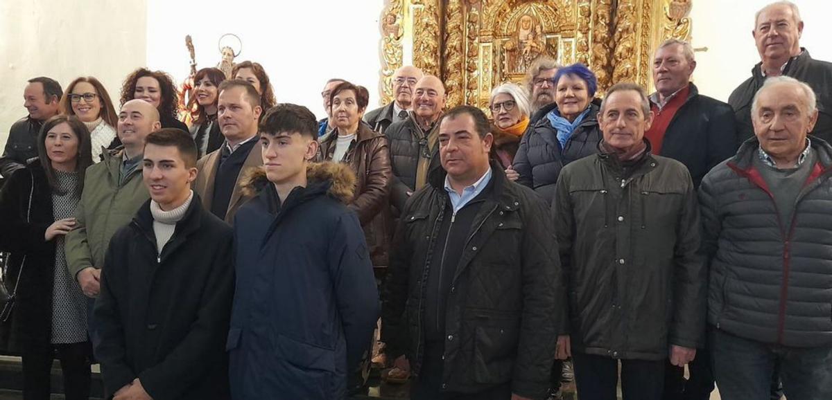 Quintos, autoridades y vecinos en la Santa Misa. | SERVICIO ESPECIAL