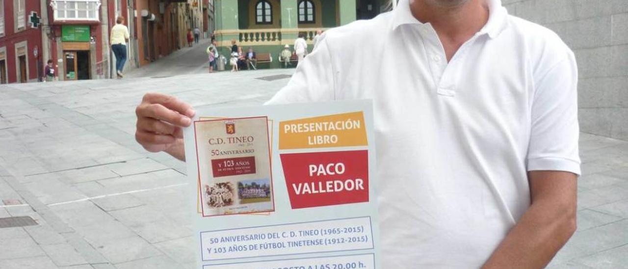 Paco Valledor, con el cartel anunciador de la presentación de su libro, ayer, en Tineo.