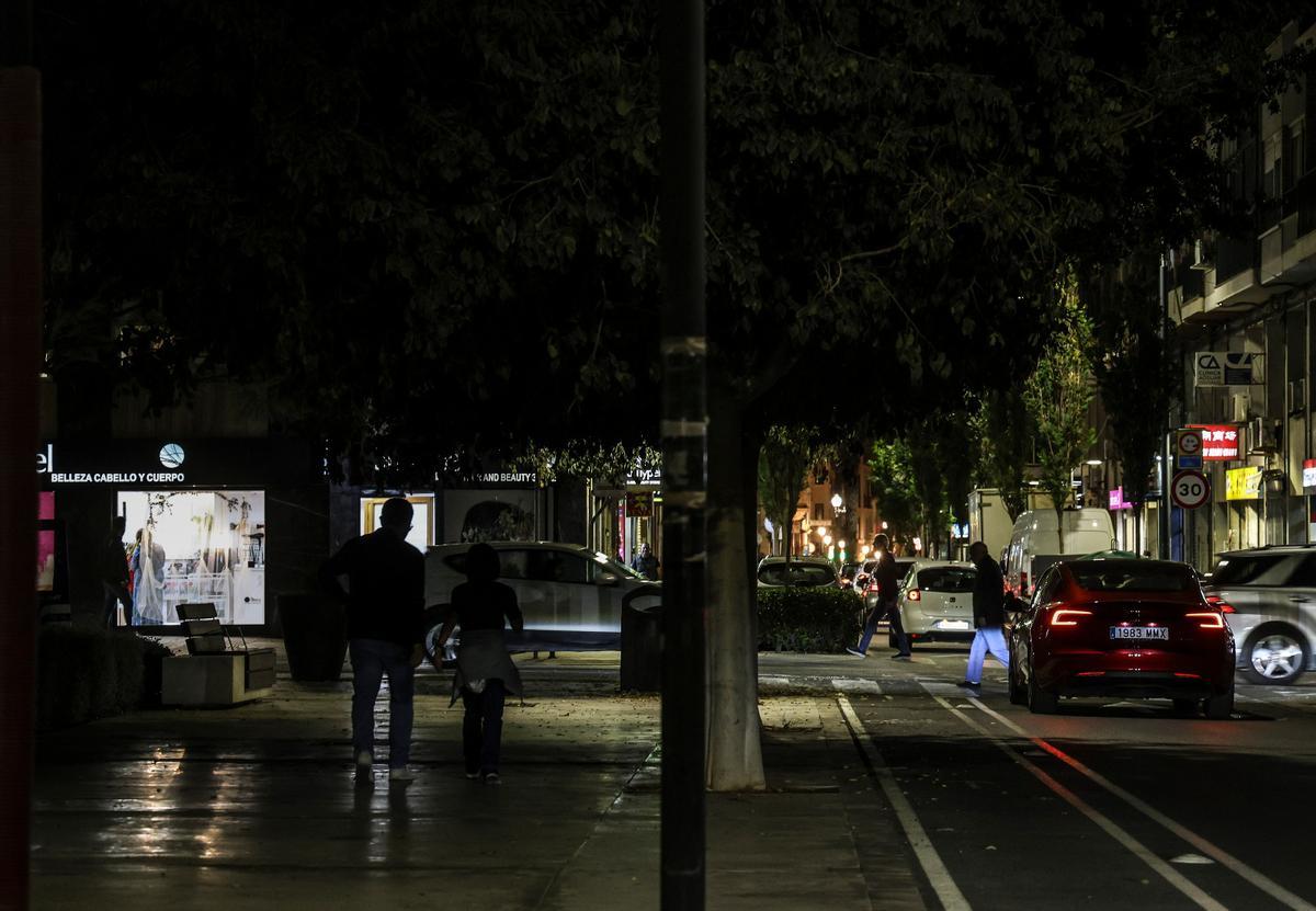 Comerciantes y vecinos de la plaza Séneca reclaman más iluminación Comerciantes y vecinos de la plaza Séneca reclaman más iluminación