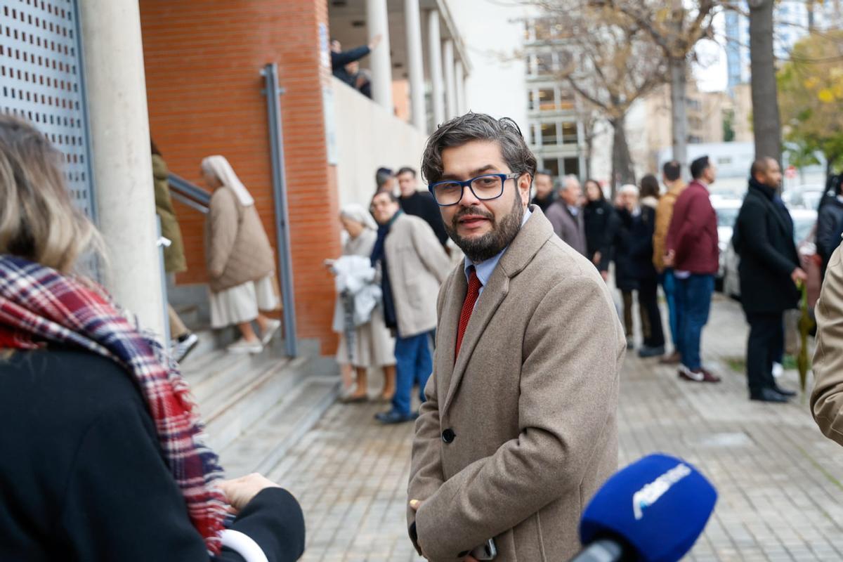 Despedida en València de las víctimas del naufragio de Indonesia: cientos de personas acuden al funeral