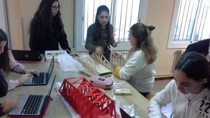 Un grup d&#039;alumnes de tercer curs d&#039;ESO treballant en la construcció dels seus ponts.