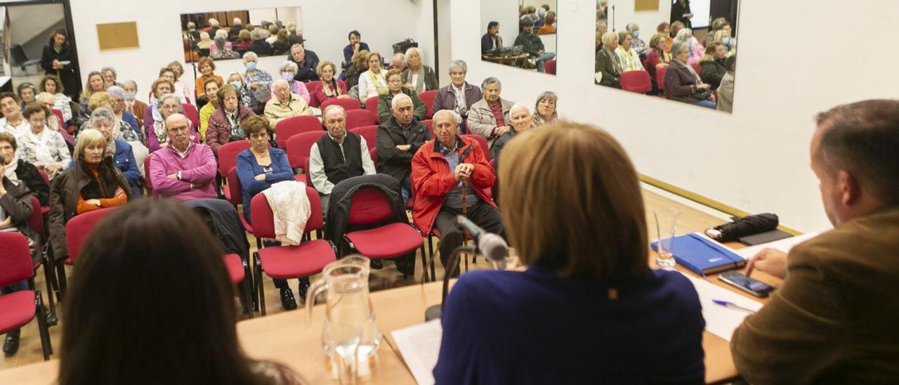 Participantes en el encuentro ciudadano con Mariví Monteserín en el Centro de Mayores de Las Meanas. | M. F.