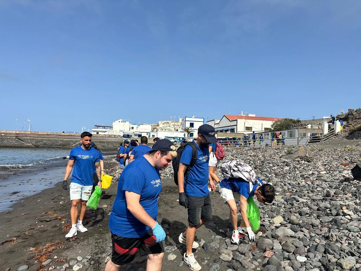 Voluntarios recogiendo residuos en una limpieza de litoral de Fred_ Olsen Express