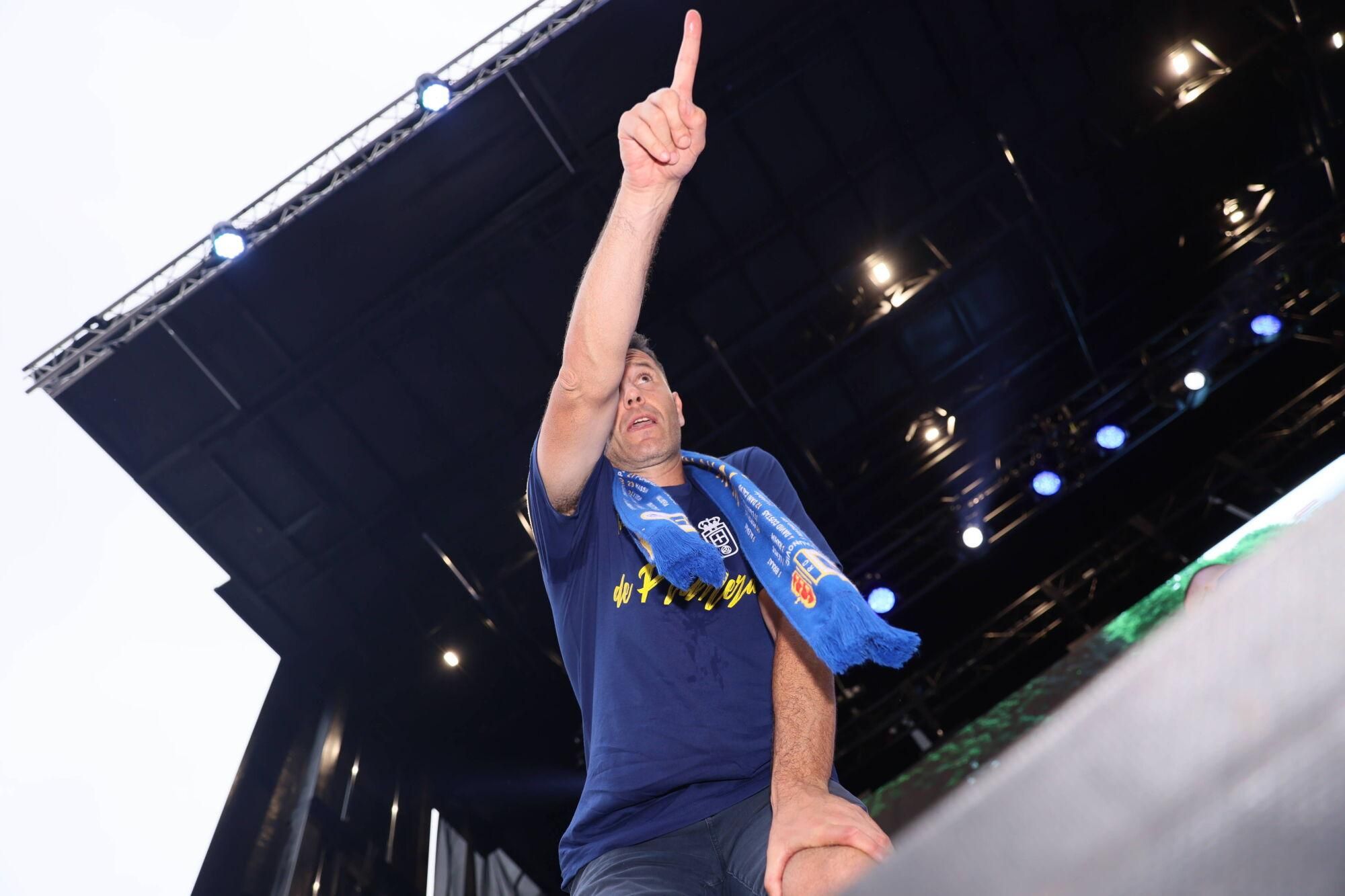 Locura azul en las calles de Oviedo para celebrar el ascenso del equipo a Primera División