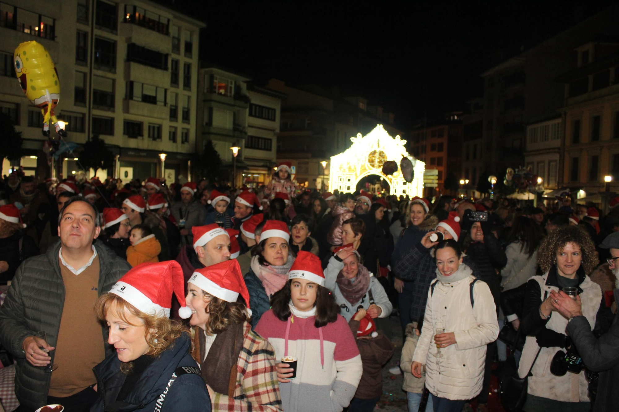 Villaviciosa 'descorcha' la Navidad con un brindis multitudinario