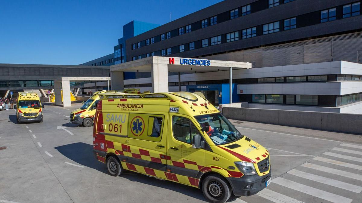 Ambulancia frente a la entrada del servicio de Urgencias del Hospital Can Misses.