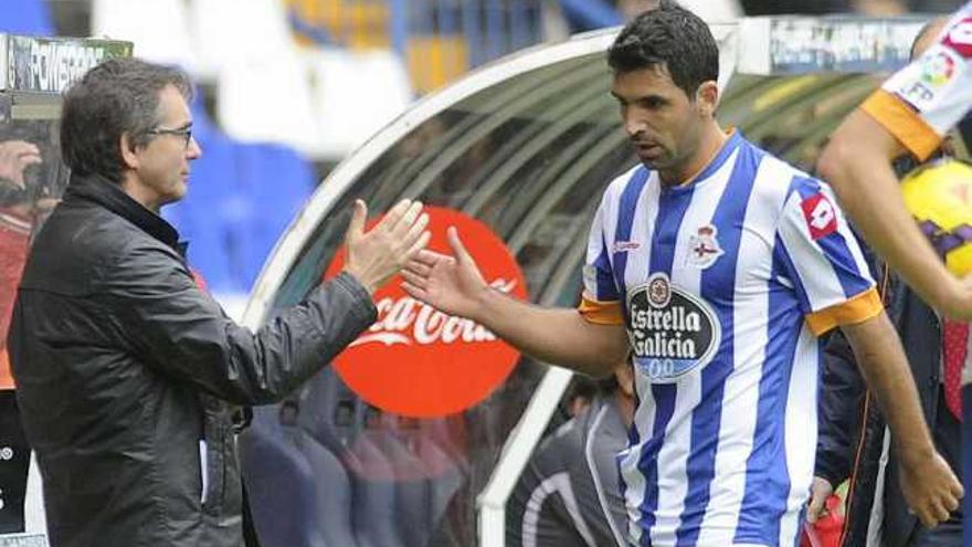 Fernando Vázquez felicita a Culio después de sustituirlo en un partido disputado en Riazor. / carlos pardellas