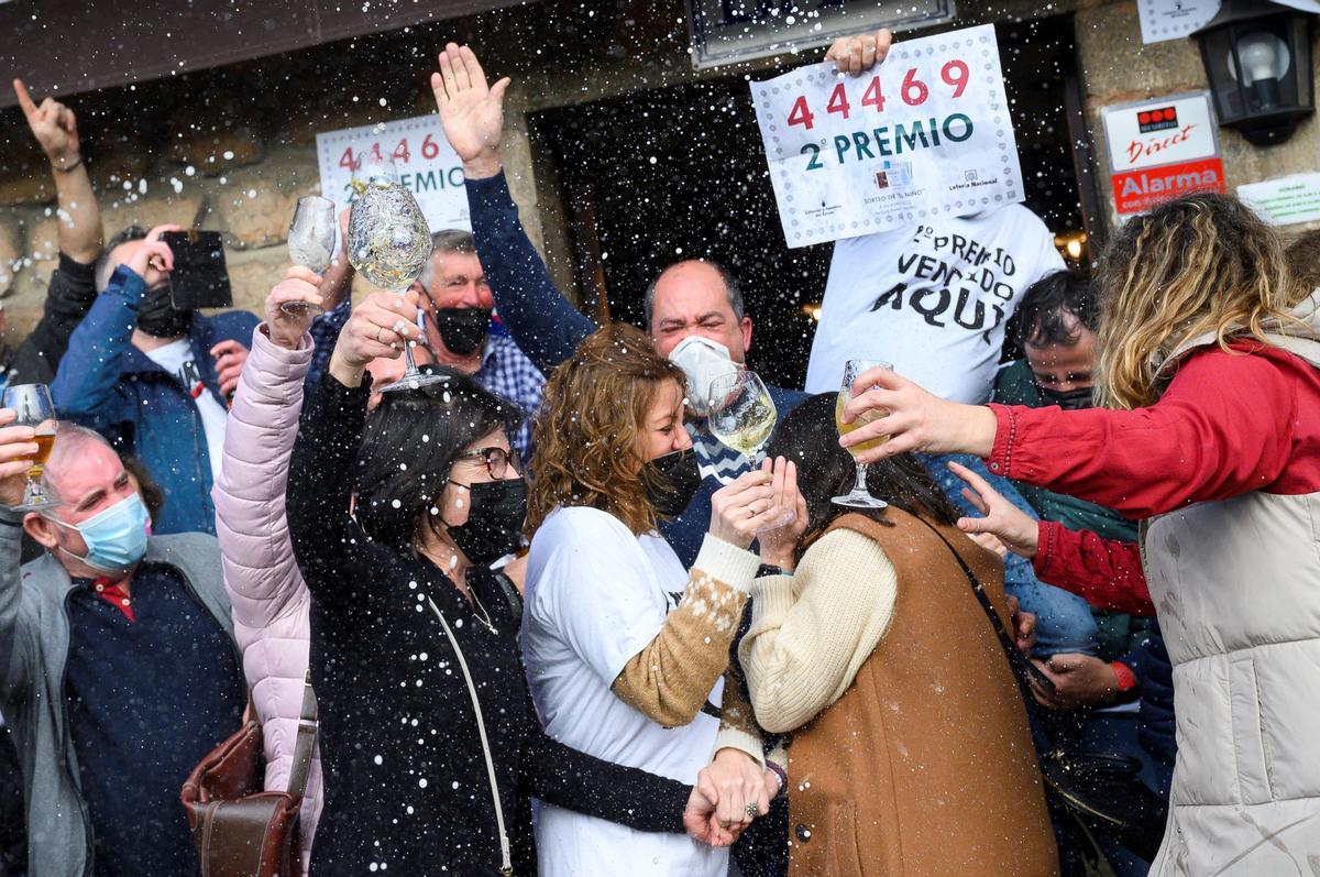 Celebración de los premiados en la Lotería del Niño.