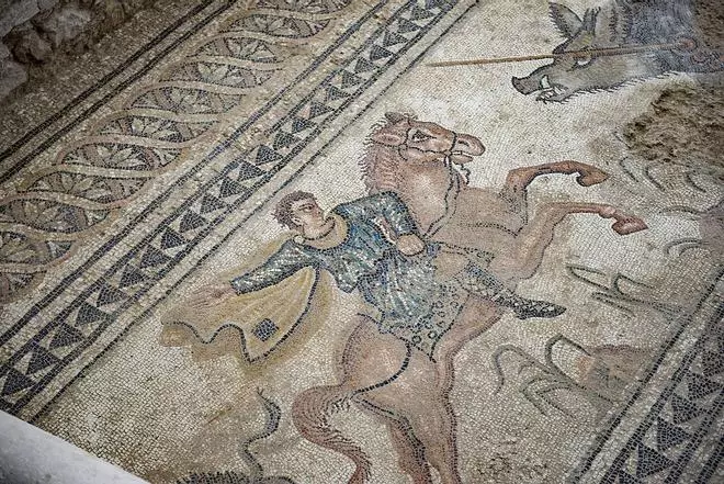 Mosaicos de Poseidón, ninfas que funcionan como fuentes y una residencia aristocrática