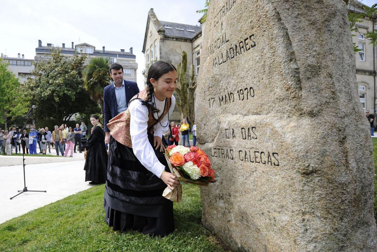 Ofrenda floral
a Avelina Valladares,
onte, na Estrada.
| Bernabé / Javier Lalín