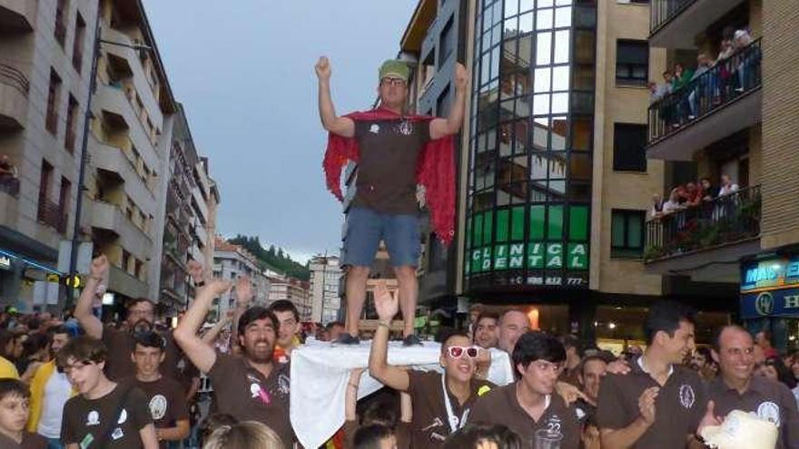 Integrantes de &quot;El Refuerzo&quot;, durante el desfile de peñas.