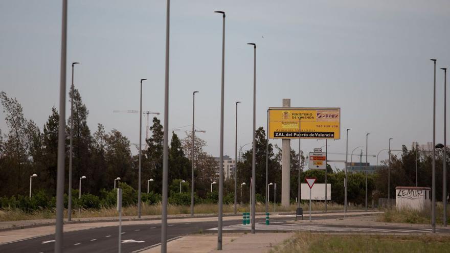 El bloqueo de la ZAL del Puerto de València contrasta con el auge en el resto de España