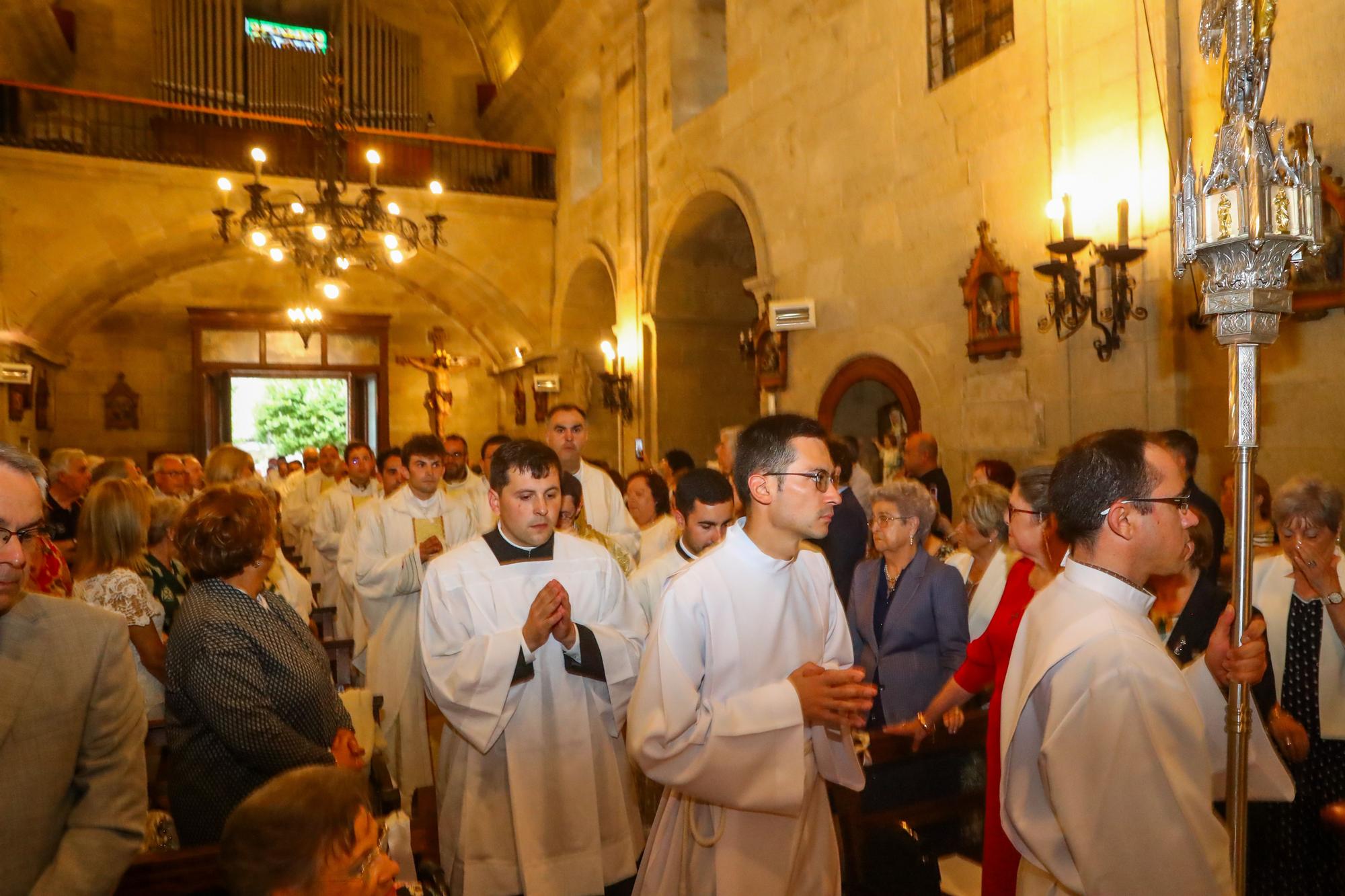 Oficia su primera misa con tan solo 24 años: así fue el multitudinario debut del sacerdote Ernesto Gómez Juanatey