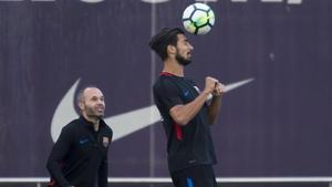 André Gomes junto a Iniesta en un entrenamiento del Barça.