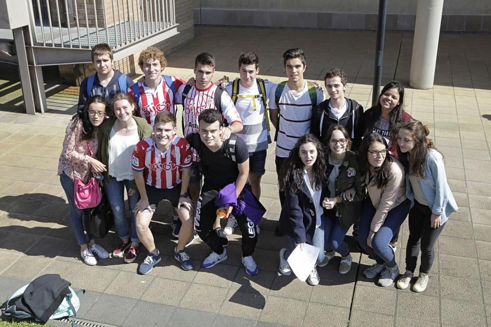 Alumnos se examinan de la PAU en Gijón