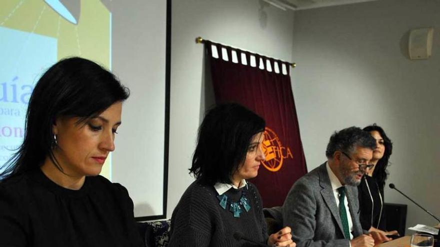 Yoanna Magdalena Benavente, coordinadora de la red regional de casas de acogida; Almudena Cueto, directora del Instituto Asturiano de la Mujer; Ignacio García Palacios, alcalde de Navia, y Graciela Villarejo, abogada del centro asesor de la mujer de Valdés, ayer, en la presentación de la guía.