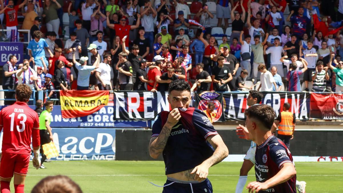 Dieguito celebrando un gol del Extremadura ante la locura de la grada.