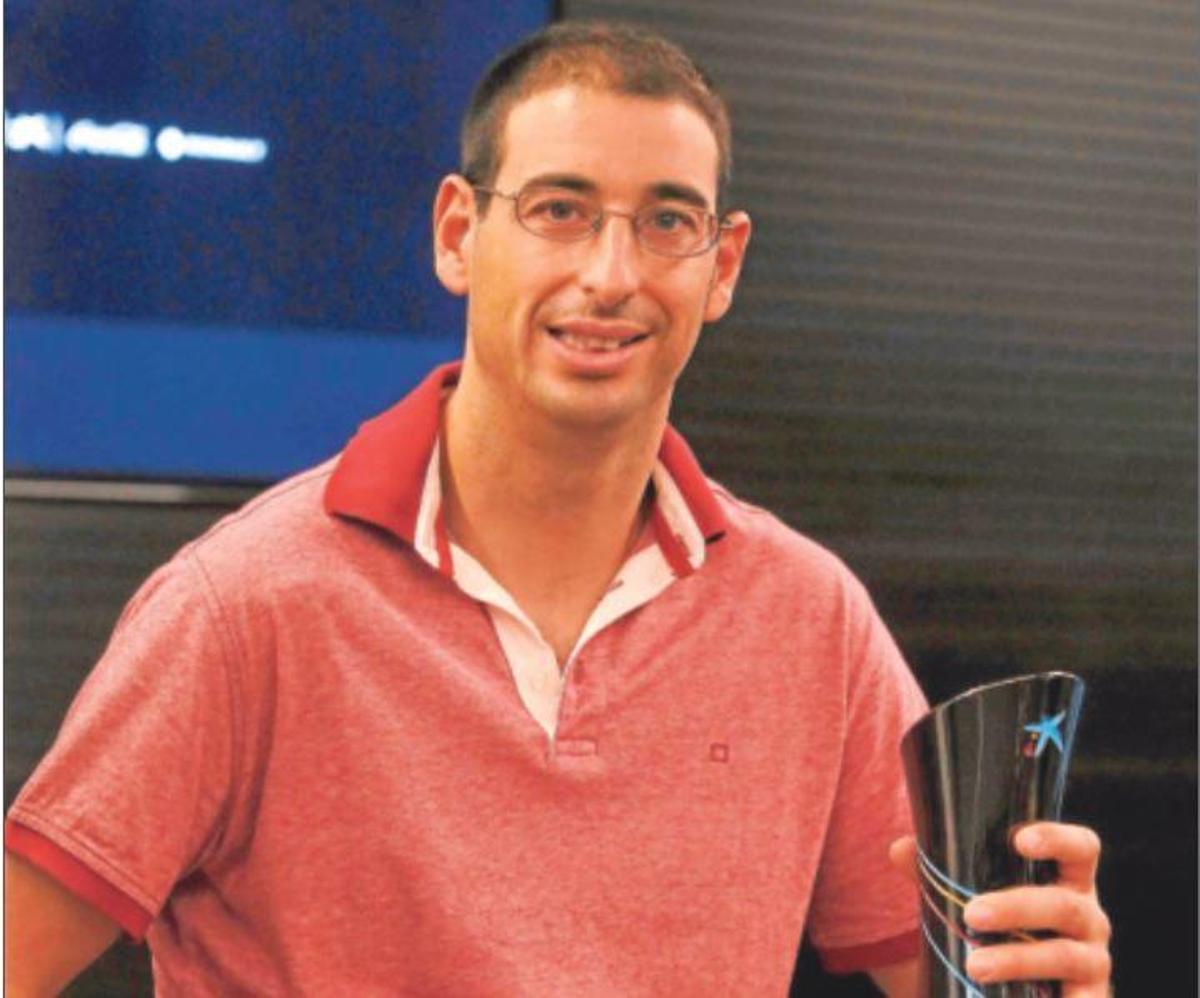 Alberto Sendín posa con uno de los trofeos reservados a las cuatro categorías adaptadas del Medio Maratón Valencia Trinidad Alfonso.