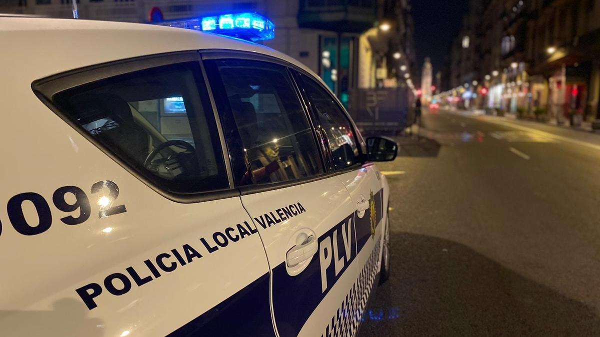 Coche patrulla de la Policía Local de València en una calle de la ciudad.