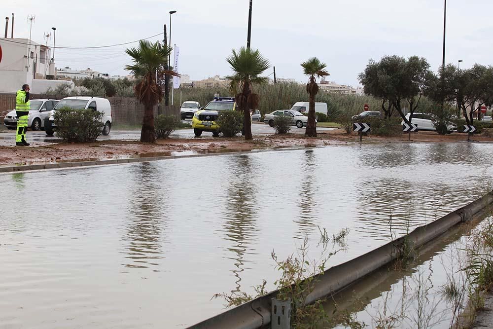 Rotonda de Pacha y Suministros Ibiza y torrente a su paso por Puig d'en Valls.