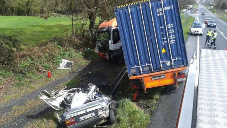 Fallece en el brutal choque de su coche con un camión en Teixeiro