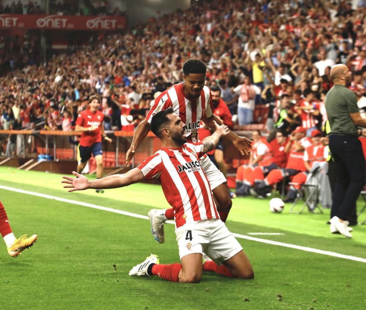 Insua, con Varane, celebra su gol al Zaragoza en El Molinón.