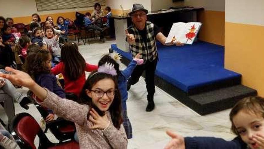 Paco Abril, ayer, rodeado de niños en la biblioteca municipal de Vallobín.