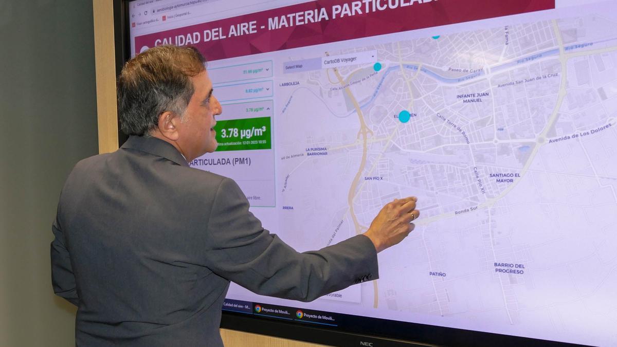 El alcalde José Antonio Serrano interacciona con el geoportal a través de una pantalla táctil