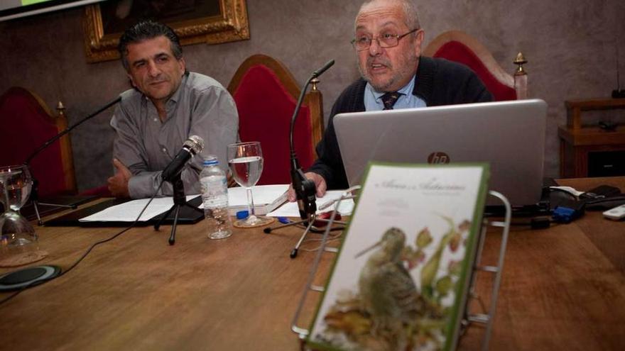 Por la izquierda, Arce y Vázquez, ayer, durante la presentación del libro en la sede del RIDEA.