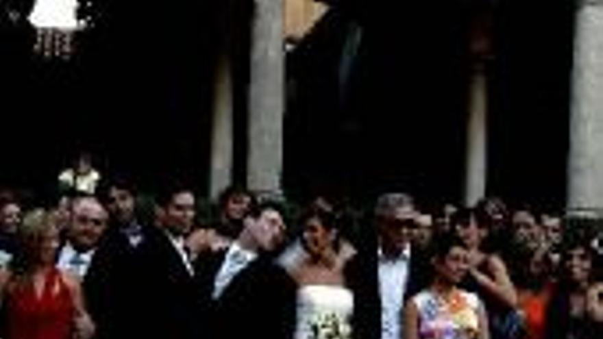 El humorista Carlos Latre se casa con su novia, Yolanda Marcos