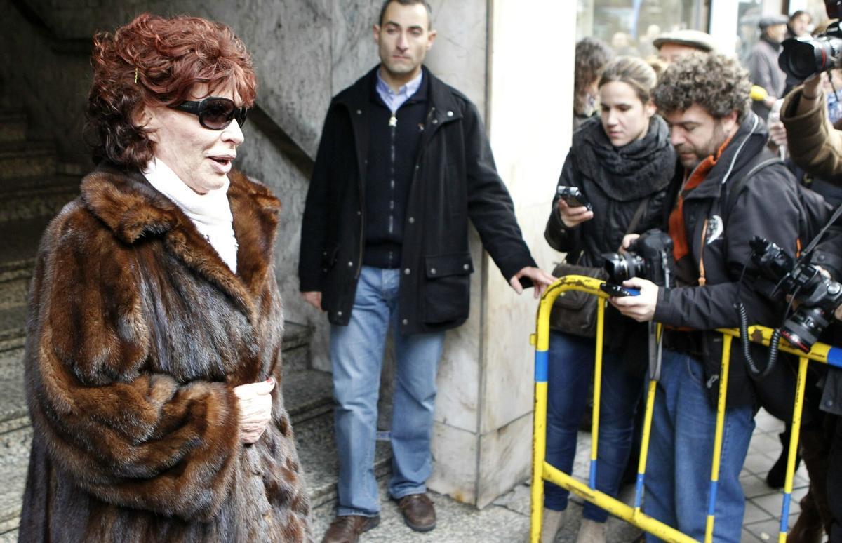 NAC38. MADRID, 16/01/2012.- La cantante Encarnita Polo tras visitar la capilla ardiente de Manuel Fraga, instalada en su domicilio de Madrid hasta que el cuerpo sea trasladado a Perbes (A Coruña), donde será enterrado. EFE/Angel Díaz ESPAÑA FRAGA FALLECIMIENTO. MUERTE DE FRAGA. FALLECIMIENTOS. CONDOLENCIAS. CAPILLA ARDIENTE. PESAMES