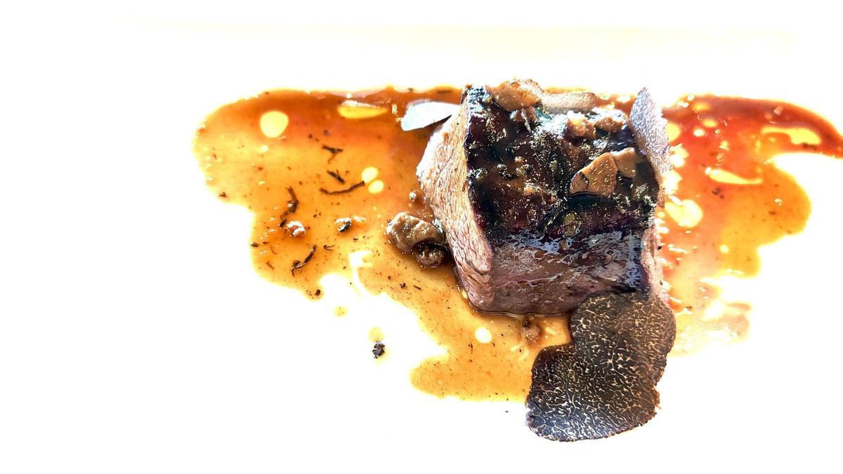 Corzo con salsa en el restaurante La Venta.