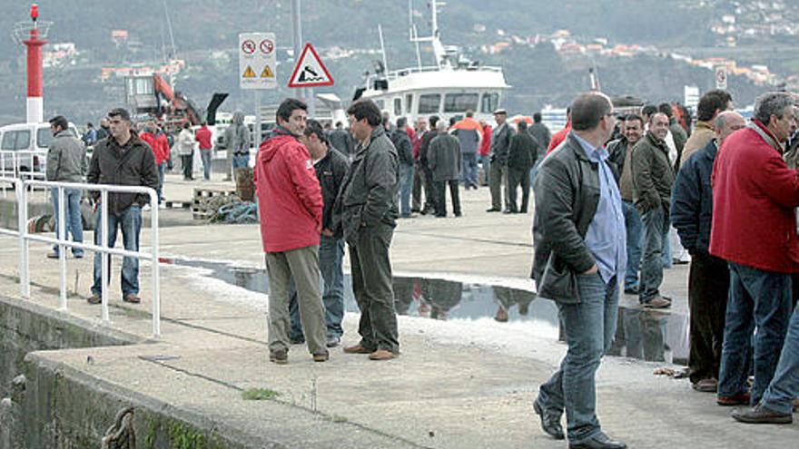 Un piquete de más de 200 personas volvió a impedir las descargas de mejillón ayer en el muelle de Domaio.  // Ana