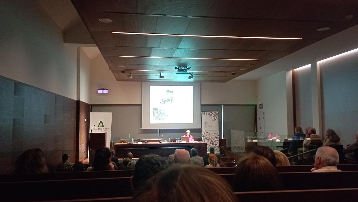 Un momento de la conferencia de Mari Pepa Lara en el salón de actos del Museo de Málaga.