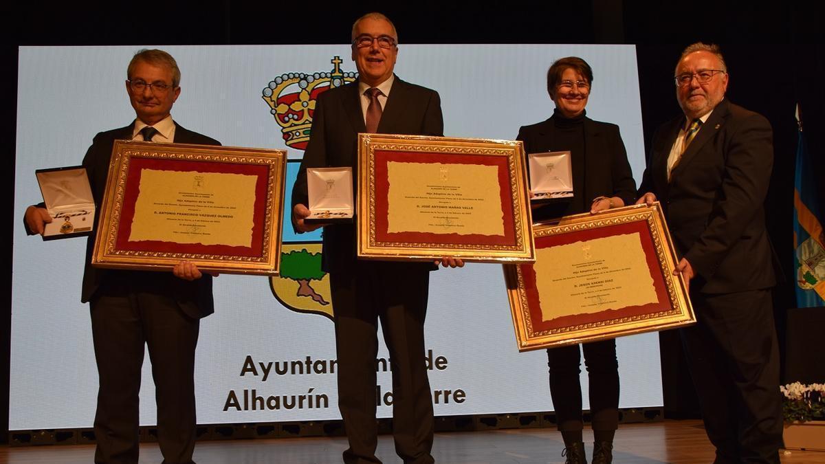 Antonio Vázquez Olmedo, José Antonio Mañas y Elena, hija de Jesús Asensi, reciben el título de Hijo Adoptivo de Alhaurín de la Torre.