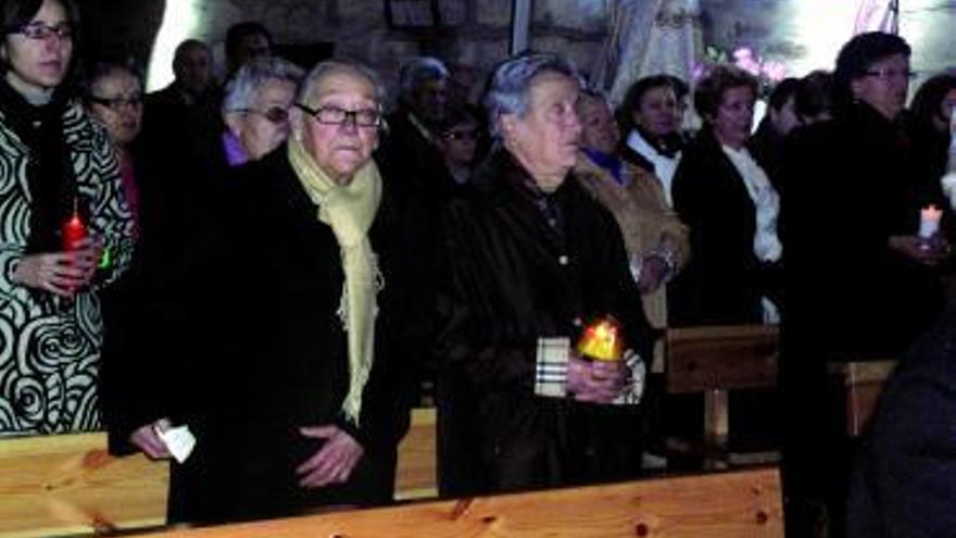 Un grupo de vecinos durante los oficios religiosos.