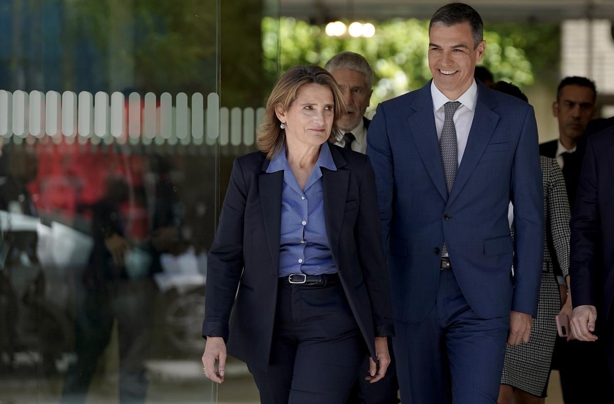 El presidente del Gobierno, Pedro Sánchez, y la vicepresidenta tercera y ministra de Transición Ecológica, Teresa Ribera, durante un acto sobre fondos europeos.