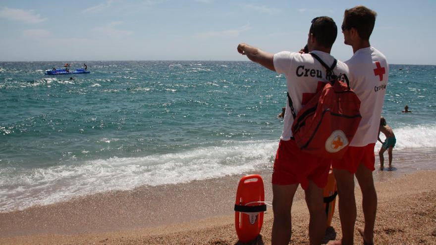 Més de 80 socorristes de la Creu Roja vetllen per la seguretat a 26 platges de la Costa Brava