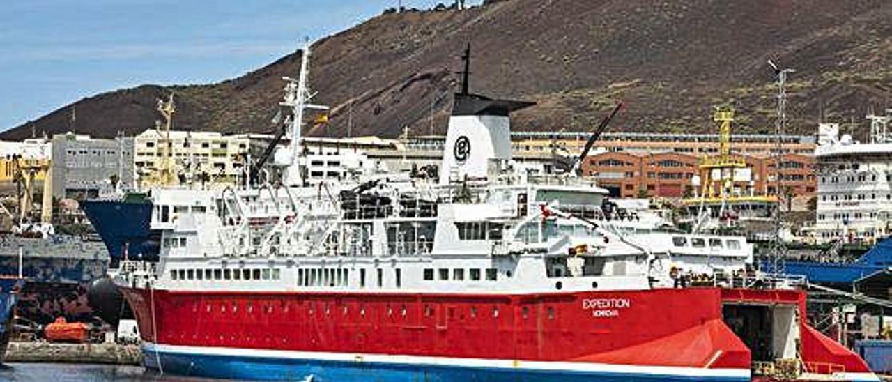 El MS Expedition está atracado junto al astillero de Astican.