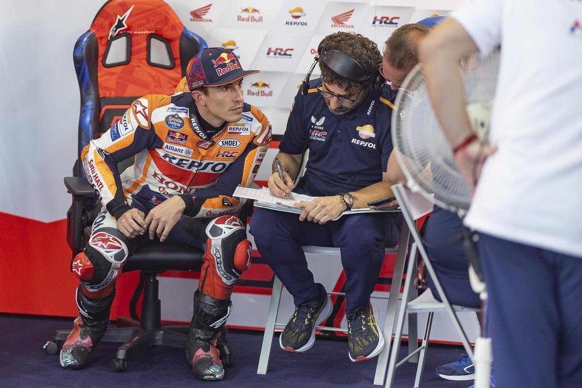 Marc Márquez conversa, en su boxe de India, con su técnico Santi Hernández.