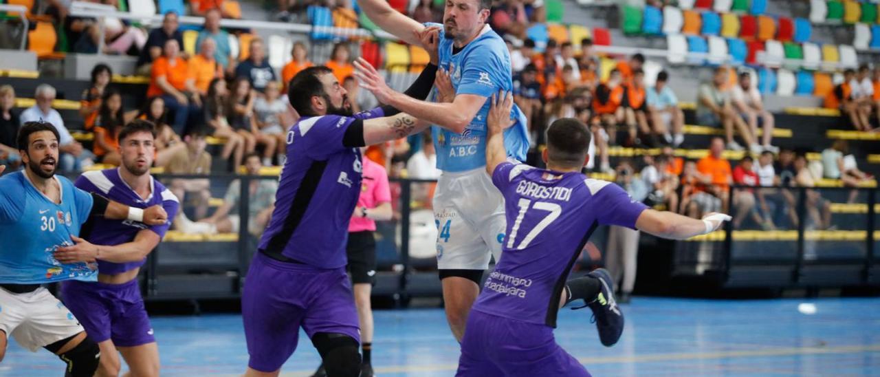 El jugador de la UD Ibiza HC Eivissa Ander Iriarte en una acción ofensiva ante el Guadalajara.