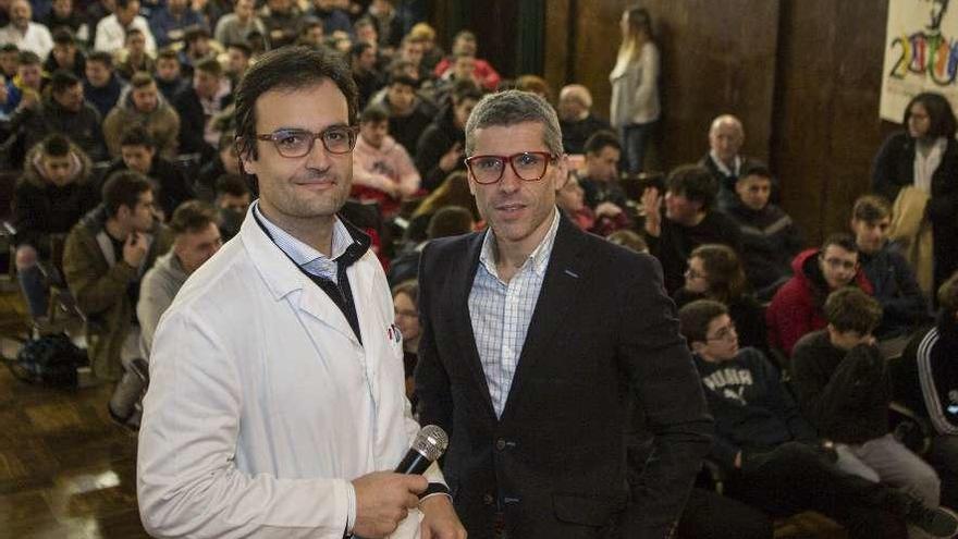 Por la izquierda, Enrique Ortea y Alberto Suárez Laso, ayer, en el colegio Masaveu.