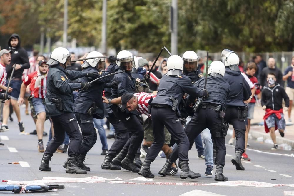 Enfrentamiento entre los ultraboys y la Policía antes del derbi.