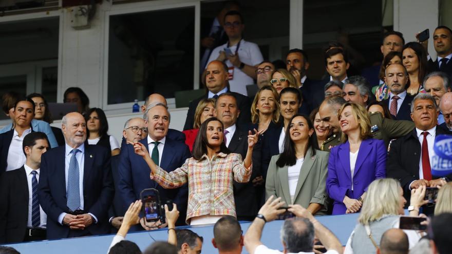La Reina Letizia preside la Copa de la Reina en Zaragoza y se lleva varios obsequios