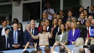 La Reina Letizia preside la Copa de la Reina en Zaragoza y se lleva varios obsequios