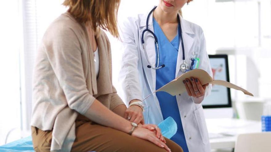 Una médico atiende a una paciente