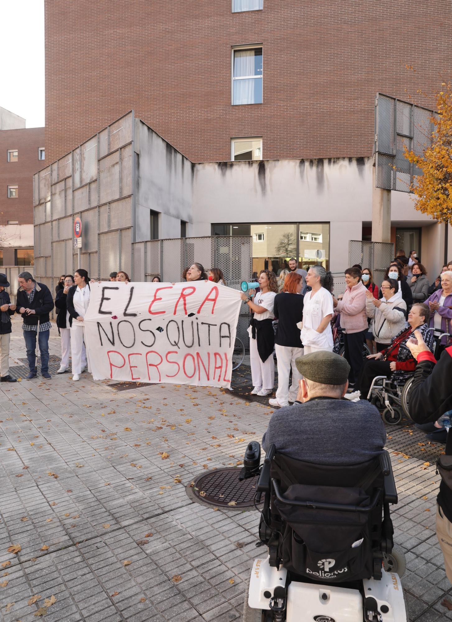 En imágenes: Protesta de los usuarios de la residencia Aurora Álvarez de Gijón por el recorte de plantilla