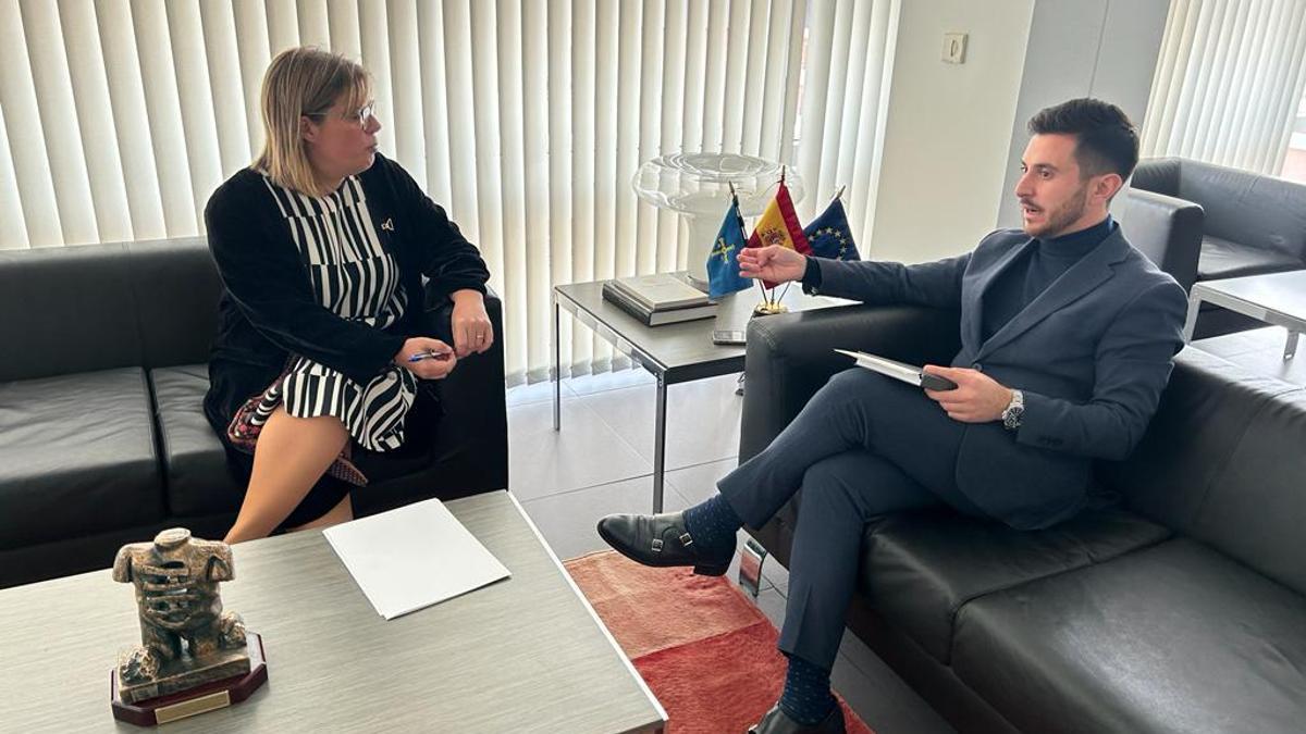 Gimena Llamedo y Carlos Valle durante su encuentro en Oviedo.