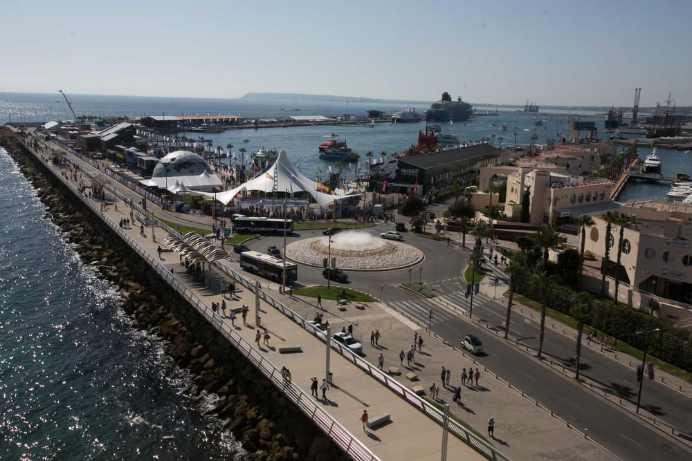 Miles de personas se dan cita en el Village del Puerto de Alicante para disfrutar del estreno de la competición